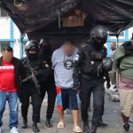 Presuntos integrantes de la banda criminal Los Taxistas del Viejo, capturados en zona 17. Foto La Hora: PNC