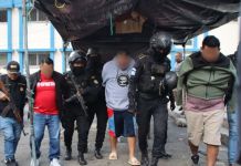 Presuntos integrantes de la banda criminal Los Taxistas del Viejo, capturados en zona 17. Foto La Hora: PNC