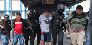 Presuntos integrantes de la banda criminal Los Taxistas del Viejo, capturados en zona 17. Foto La Hora: PNC