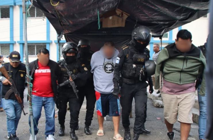 Presuntos integrantes de la banda criminal Los Taxistas del Viejo, capturados en zona 17. Foto La Hora: PNC