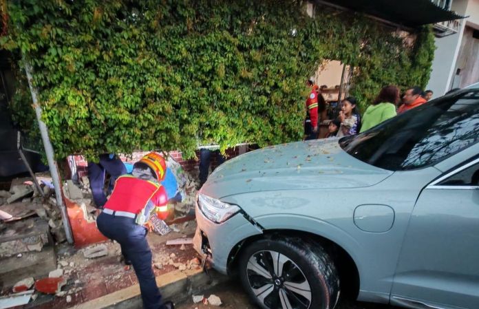 Según familiares, la víctima se encontraba realizando trabajos en el interior de la casa cuando de pronto el vehículo impactó el muro de la vivienda. Foto La Hora: Bomberos Municipales