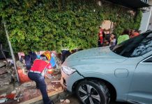 Según familiares, la víctima se encontraba realizando trabajos en el interior de la casa cuando de pronto el vehículo impactó el muro de la vivienda. Foto La Hora: Bomberos Municipales