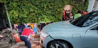 Según familiares, la víctima se encontraba realizando trabajos en el interior de la casa cuando de pronto el vehículo impactó el muro de la vivienda. Foto La Hora: Bomberos Municipales