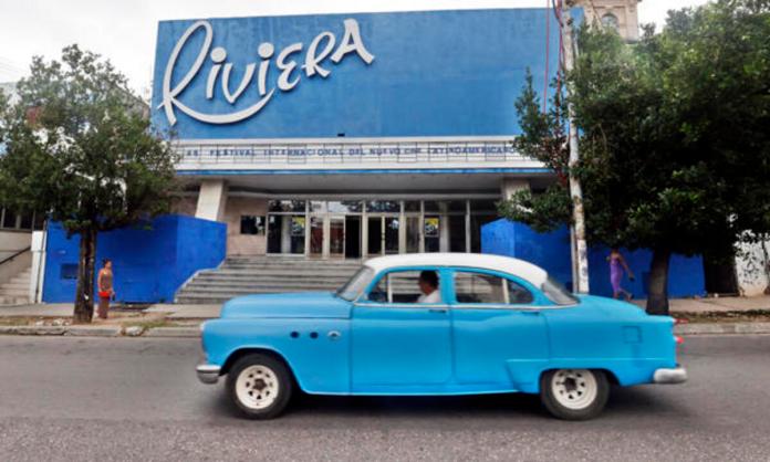 Un vehículo antiguo fue captado este miércoles, 3 de noviembre, al transitar frente al Cine Riviera, una de las salas que acogerá a partir de este jueves el 46 Festival de Nuevo Cine Latinoamericano, en La Habana (Cuba). Foto: La Hora/ EFE