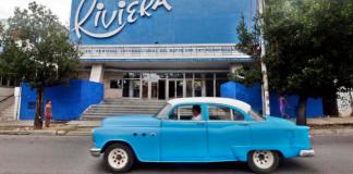 Un vehículo antiguo fue captado este miércoles, 3 de noviembre, al transitar frente al Cine Riviera, una de las salas que acogerá a partir de este jueves el 46 Festival de Nuevo Cine Latinoamericano, en La Habana (Cuba). Foto: La Hora/ EFE