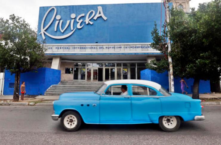 Un vehículo antiguo fue captado este miércoles, 3 de noviembre, al transitar frente al Cine Riviera, una de las salas que acogerá a partir de este jueves el 46 Festival de Nuevo Cine Latinoamericano, en La Habana (Cuba). Foto: La Hora/ EFE