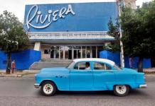 La Habana inaugura su Festival de Cine en medio de cortes de luz y una epidemia de virosis Un vehículo antiguo fue captado este miércoles, 3 de noviembre, al transitar frente al Cine Riviera, una de las salas que acogerá a partir de este jueves el 46 Festival de Nuevo Cine Latinoamericano, en La Habana (Cuba). Foto: La Hora/ EFE