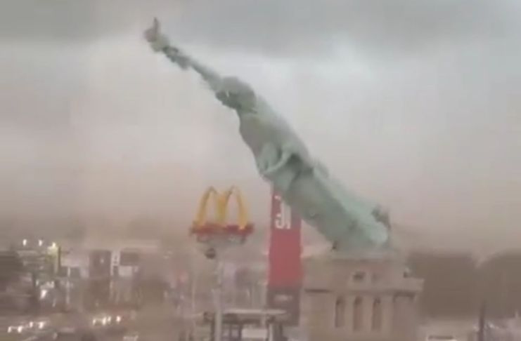 Réplica de la estatua de la libertad derribada por el viento en Brasil. Foto La Hora: Captura de Pantalla