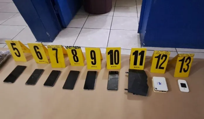 Requisas Teléfonos en requisa en centro carcelario