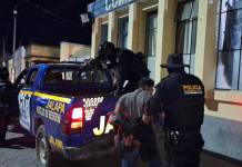 PNC recaptura en Jalapa a hombre que portaba una pistola Glock robada Recaptura