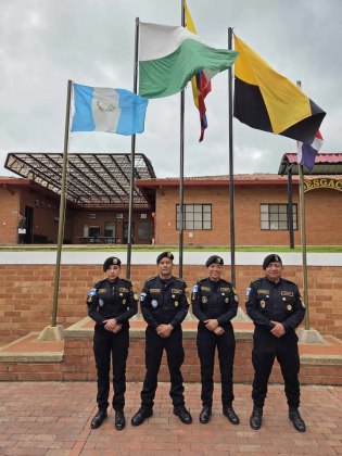 Los agentes policiacos se graduaron de enfermeros caninos en Colombia tras recibir un curso de cuatro meses. Foto La Hora PNC