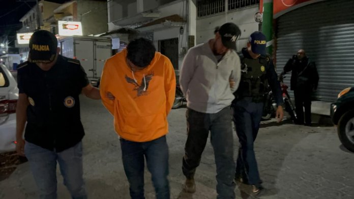 Dos terroristas de la Mara Salvatrucha (MS-13) fueron capturados tras exigir dinero por una moto robada un día antes. Foto La Hora: PNC