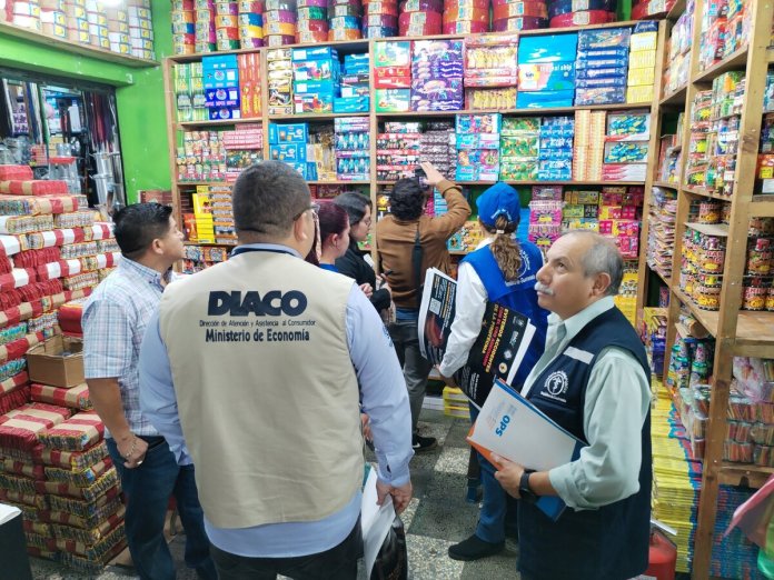 Como parte del Plan Belén 2025, autoridades de la Dirección de Atención y Asistencia al Consumidor (DIACO) compartieron sobre la realización de un operativo de inspección en la venta de juegos pirotécnicos en el mercado 