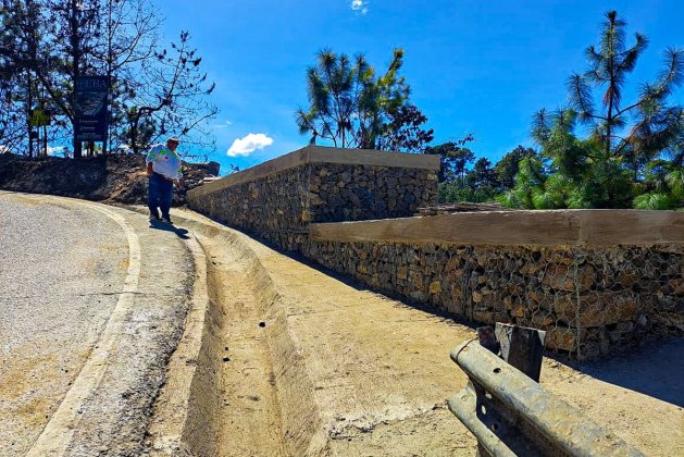 Muro de protección construido en la ruta entre Chichicastenango y Santa Cruz del Quiché. Foto La Hora: CIV