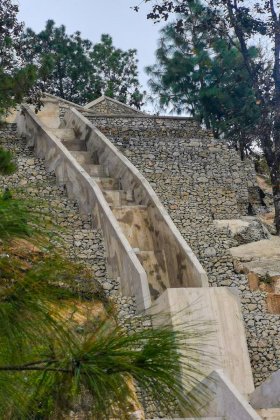 Muro de protección construido en la ruta entre Chichicastenango y Santa Cruz del Quiché. Foto La Hora: CIV