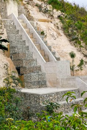 Muro de protección construido en la ruta entre Chichicastenango y Santa Cruz del Quiché. Foto La Hora: CIV