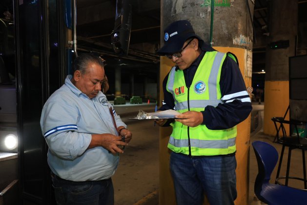 Agentes de la Direcci&oacute;n General de Transporte y de Provial ya verifican que los choferes de buses extraurbanos cuenten con su papeler&iacute;a en orden en varias carreteras del pa&iacute;s. Foto La Hora: DGT