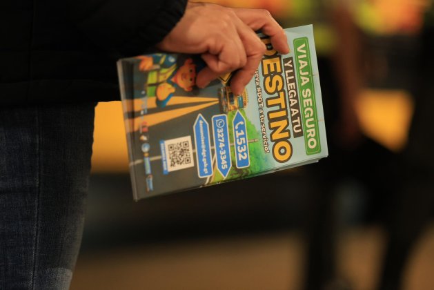 Agentes de la Direcci&oacute;n General de Transporte y de Provial ya verifican que los choferes de buses extraurbanos cuenten con su papeler&iacute;a en orden en varias carreteras del pa&iacute;s. Foto La Hora: DGT