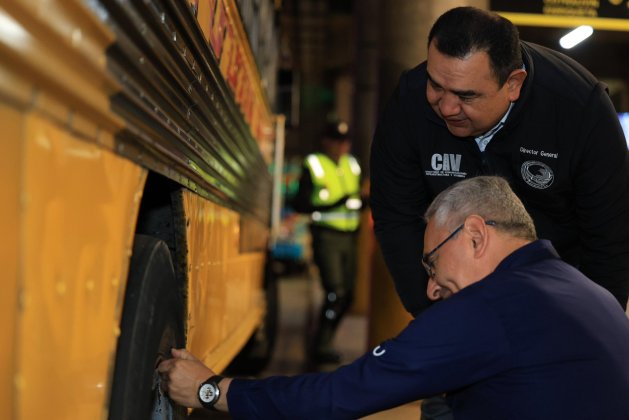 Agentes de la Direcci&oacute;n General de Transporte y de Provial ya verifican que los choferes de buses extraurbanos cuenten con su papeler&iacute;a en orden en varias carreteras del pa&iacute;s. Foto La Hora: DGT