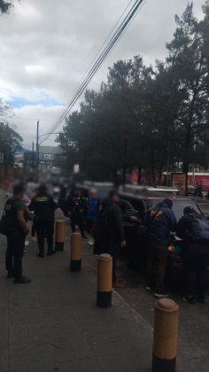 Las fuerzas de seguridad efectuaron operativos en la Calzada San Juan y la Roosevelt para identificar a pilotos de taxis no autorizados y brindar seguridad a los usuarios. Foto La Hora: MP