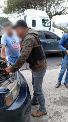 Las fuerzas de seguridad efectuaron operativos en la Calzada San Juan y la Roosevelt para identificar a pilotos de taxis no autorizados y brindar seguridad a los usuarios. Foto La Hora: MP