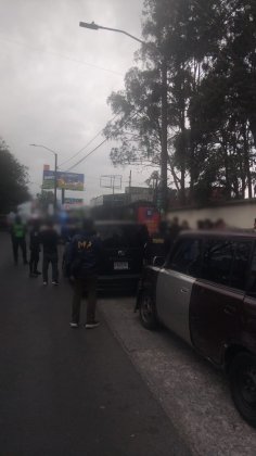 Las fuerzas de seguridad efectuaron operativos en la Calzada San Juan y la Roosevelt para identificar a pilotos de taxis no autorizados y brindar seguridad a los usuarios. Foto La Hora: MP