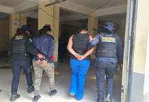 La Policía logró ubicar a los supuestos asaltantes gracias a la denuncia de un seguridad privada y vecinos. Foto La Hora: PNC