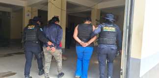 La Policía logró ubicar a los supuestos asaltantes gracias a la denuncia de un seguridad privada y vecinos. Foto La Hora: PNC
