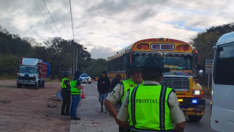 Agentes de la Direcci&oacute;n General de Transporte y de Provial ya verifican que los choferes de buses extraurbanos cuenten con su papeler&iacute;a en orden en varias carreteras del pa&iacute;s. Foto La Hora: DGT
