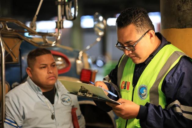 Agentes de la Direcci&oacute;n General de Transporte y de Provial ya verifican que los choferes de buses extraurbanos cuenten con su papeler&iacute;a en orden en varias carreteras del pa&iacute;s. Foto La Hora: DGT