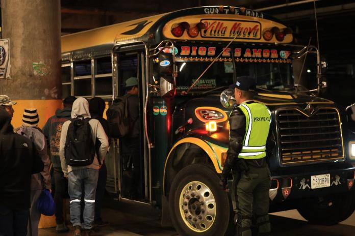 Agentes de la Dirección General de Transporte y de Provial ya verifican que los choferes de buses extraurbanos cuenten con su papelería en orden en varias carreteras del país. Foto La Hora: DGT