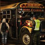 Agentes de la Dirección General de Transporte y de Provial ya verifican que los choferes de buses extraurbanos cuenten con su papelería en orden en varias carreteras del país. Foto La Hora: DGT