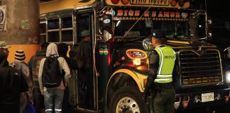 Agentes de la Dirección General de Transporte y de Provial ya verifican que los choferes de buses extraurbanos cuenten con su papelería en orden en varias carreteras del país. Foto La Hora: DGT