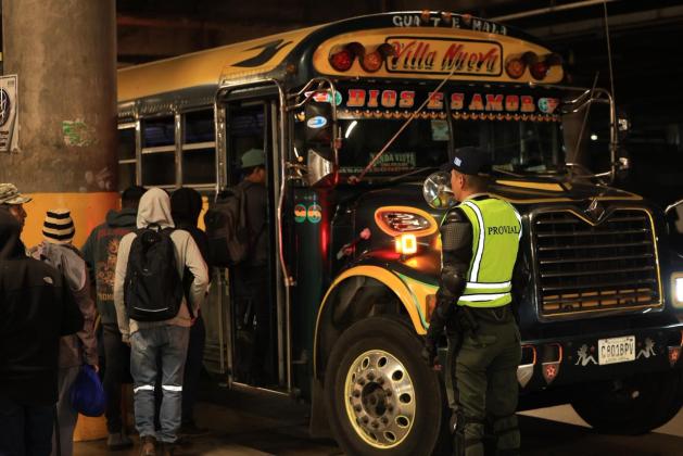 Agentes de la Direcci&oacute;n General de Transporte y de Provial ya verifican que los choferes de buses extraurbanos cuenten con su papeler&iacute;a en orden en varias carreteras del pa&iacute;s. Foto La Hora: DGT