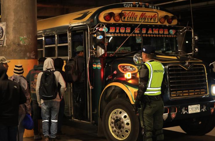 Más de Q3 millones en multas al transporte pesado y extraurbano por incumplir con limitadores de velocidad Agentes de la Dirección General de Transporte y de Provial ya verifican que los choferes de buses extraurbanos cuenten con su papelería en orden en varias carreteras del país. Foto La Hora: DGT