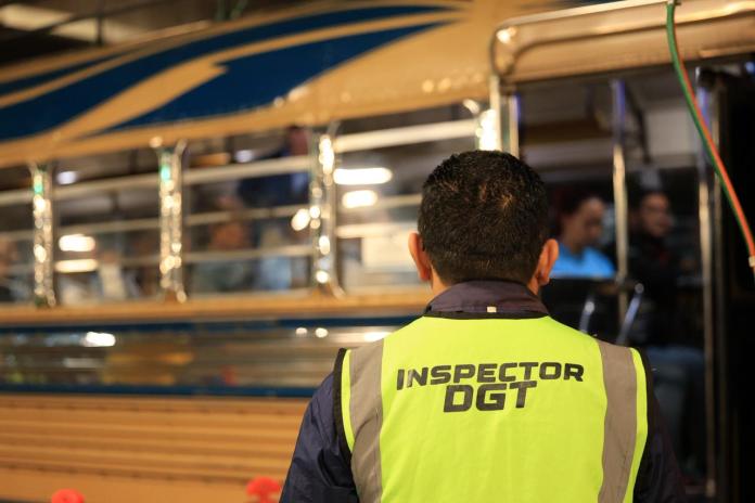 Agentes de la Dirección General de Transporte y de Provial ya verifican que los choferes de buses extraurbanos cuenten con su papelería en orden en varias carreteras del país. Foto La Hora: DGT