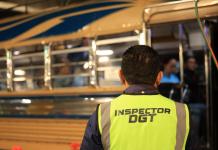Plan “Viaja Seguro”: 644 buses inspeccionados y 35 sanciones en cinco días Agentes de la Dirección General de Transporte y de Provial ya verifican que los choferes de buses extraurbanos cuenten con su papelería en orden en varias carreteras del país. Foto La Hora: DGT