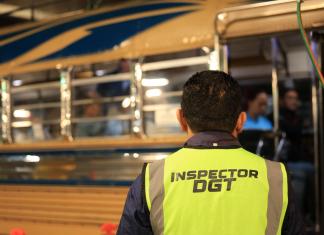 Agentes de la Dirección General de Transporte y de Provial ya verifican que los choferes de buses extraurbanos cuenten con su papelería en orden en varias carreteras del país. Foto La Hora: DGT