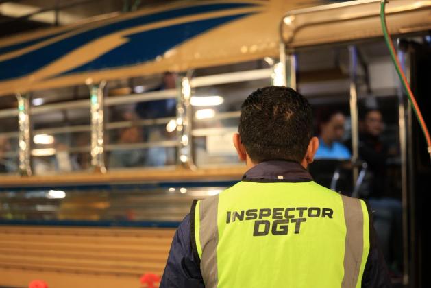 Agentes de la Direcci&oacute;n General de Transporte y de Provial ya verifican que los choferes de buses extraurbanos cuenten con su papeler&iacute;a en orden en varias carreteras del pa&iacute;s. Foto La Hora: DGT