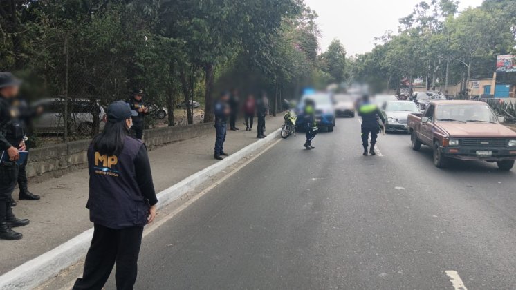 Las fuerzas de seguridad efectuaron operativos en la Calzada San Juan y la Roosevelt para identificar a pilotos de taxis no autorizados y brindar seguridad a los usuarios. Foto La Hora: MP