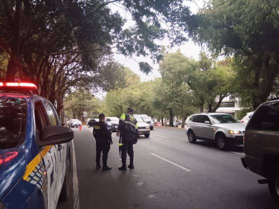 Las fuerzas de seguridad efectuaron operativos en la Calzada San Juan y la Roosevelt para identificar a pilotos de taxis no autorizados y brindar seguridad a los usuarios. Foto La Hora: MP