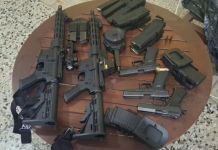 Cuatro capturados y armas incautadas durante allanamiento en Santa Elena Barillas PNC armas incautadas