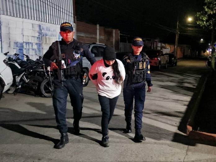 Policía Nacional Civil (PNC) informó sobre la captura de una mujer por la presunta comisión del delito de estafa y extorsión. Foto La Hora: PNC