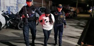 Policía Nacional Civil (PNC) informó sobre la captura de una mujer por la presunta comisión del delito de estafa y extorsión. Foto La Hora: PNC