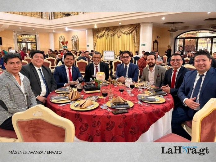 Galvez Estuardo Gálvez y funcionarios del MP en una actividad. Foto La Hora: Avanza