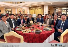 Estuardo Gálvez y funcionarios del MP en una actividad. Foto La Hora: Avanza