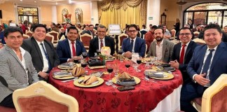 Estuardo Gálvez y funcionarios del MP en una actividad. Foto La Hora: Avanza