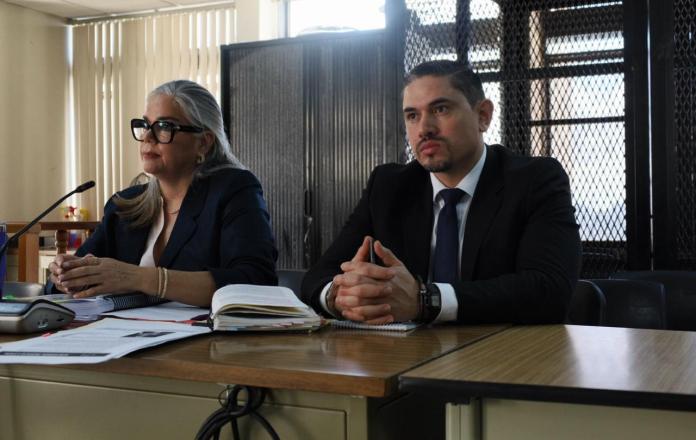 Carlos García Rubio y su abogada en el estrado del Tribunal Cuarto Penal. Foto La Hora: Daniel Ramírez.