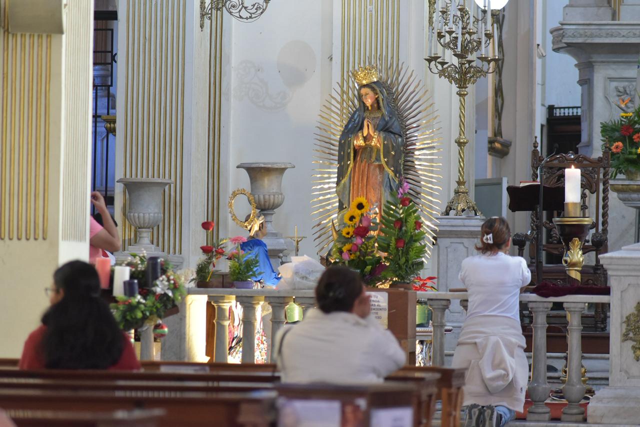 Ventas, rezos y trajes típicos dan vida a las vísperas del Día de la Virgen de Guadalupe