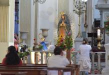 Persona rezando en el Santuario de la Virgen de Guadalupe. Foto La Hora: José Orozco.